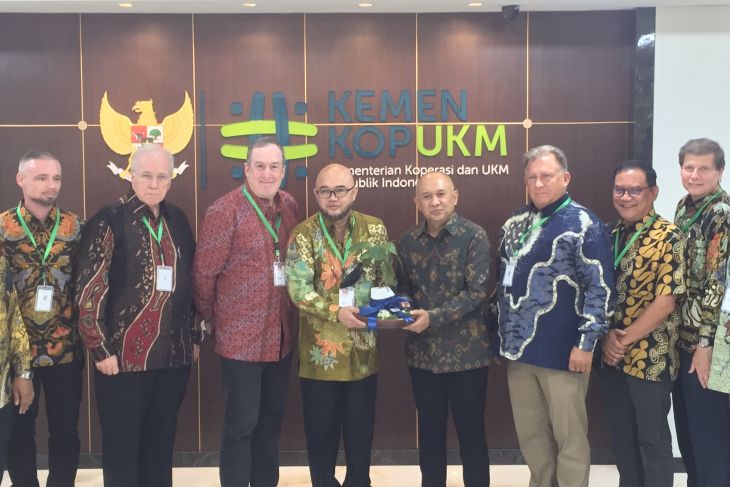 Minister seeks regulatory support for developing kratom trade